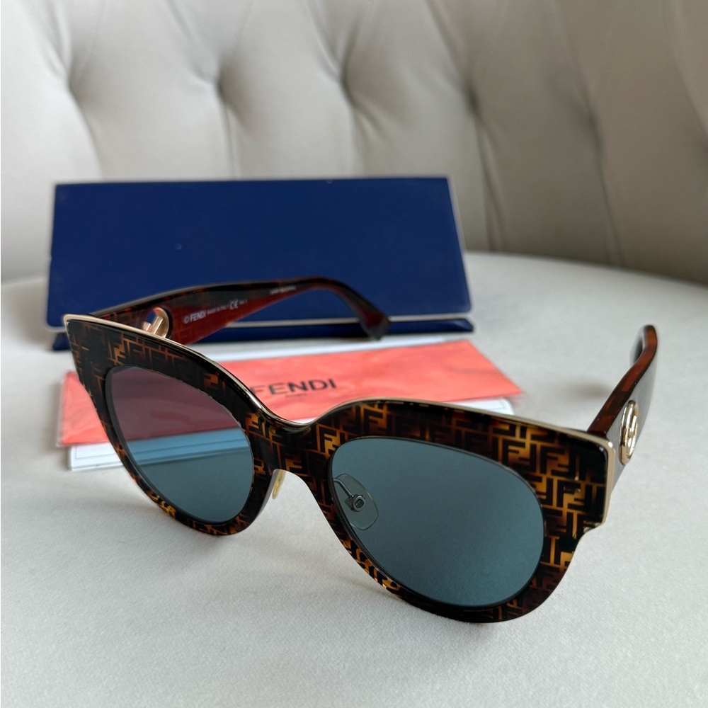 Fendi Women's Tortoiseshell Pattern Sunglasses - image 8